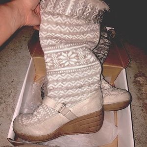 COPY - ❄️ Snow Boots! Super comfy.beige & white